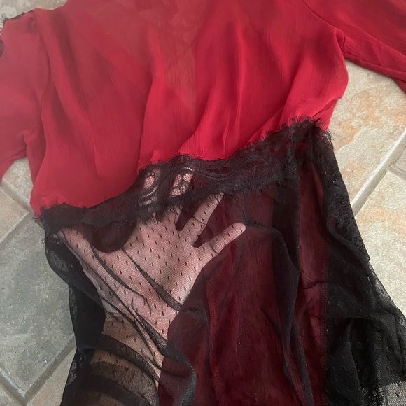 ⭐️BOGO FREE⭐️ BUCKLE BOUTIQUE Red and Black Sheer Lace Blouse - Picture 4 of 13
